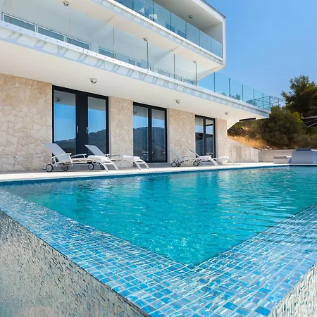 Style And Sea * Vela Luka